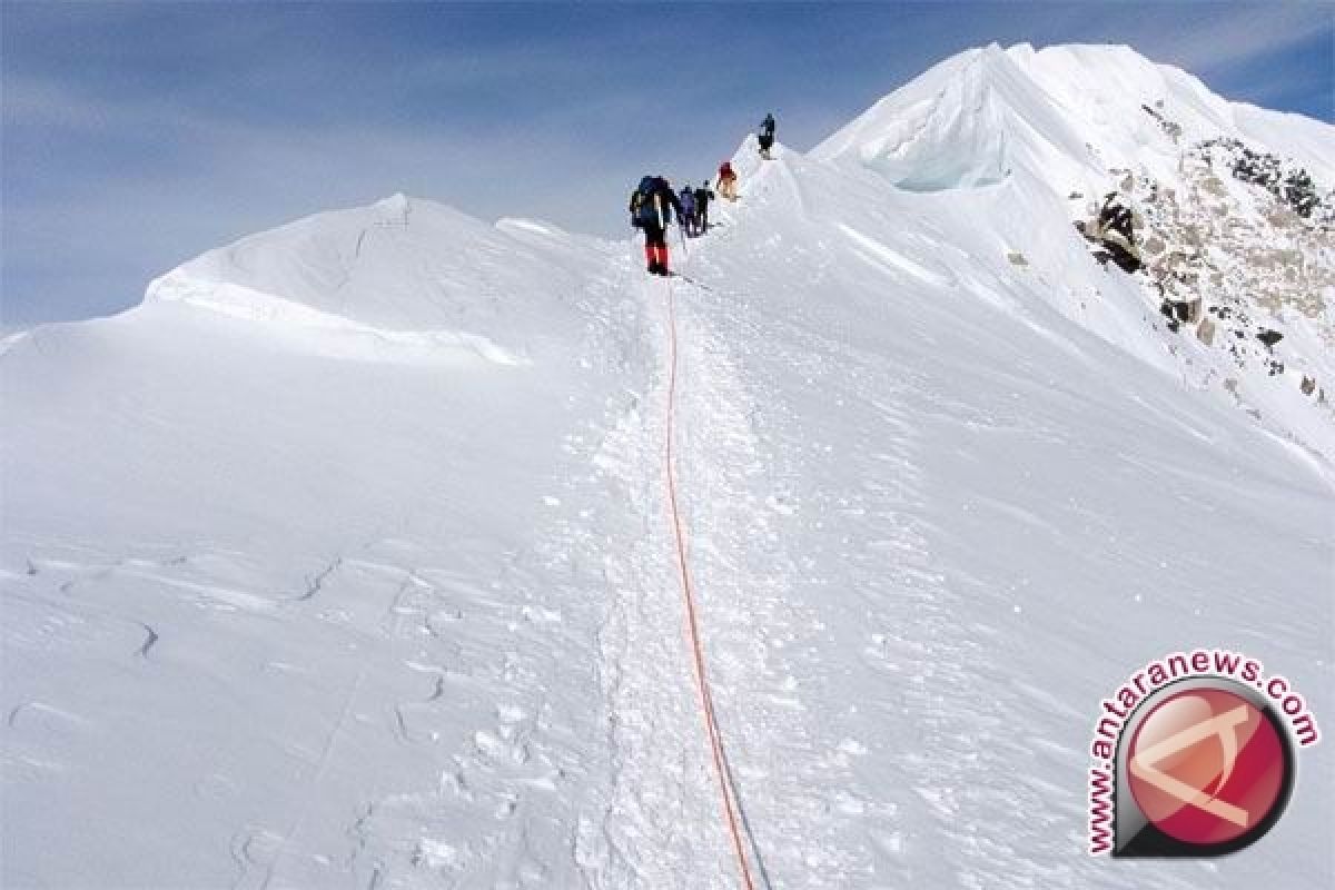 Pendaki perempuan Indonesia mencapai puncak Everest