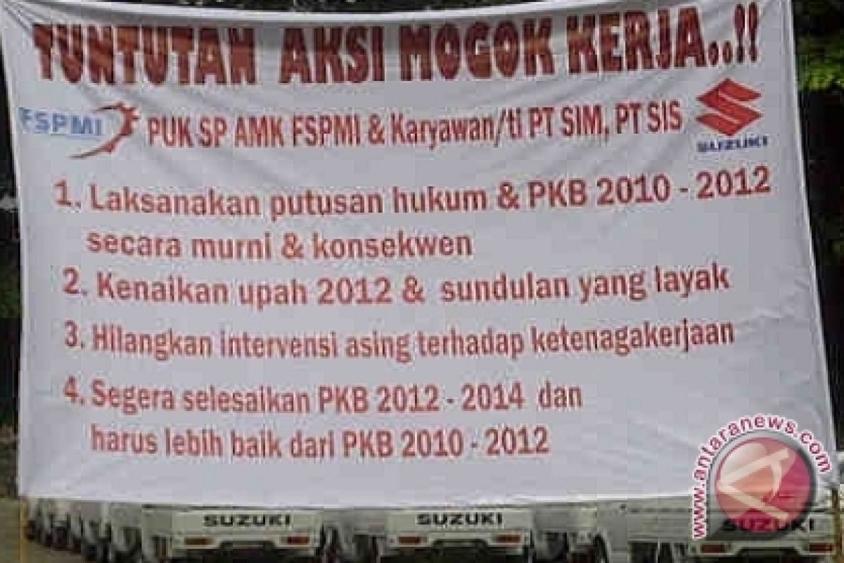 Anggota DPR Temui Buruh Suzuki yang Mogok Kerja