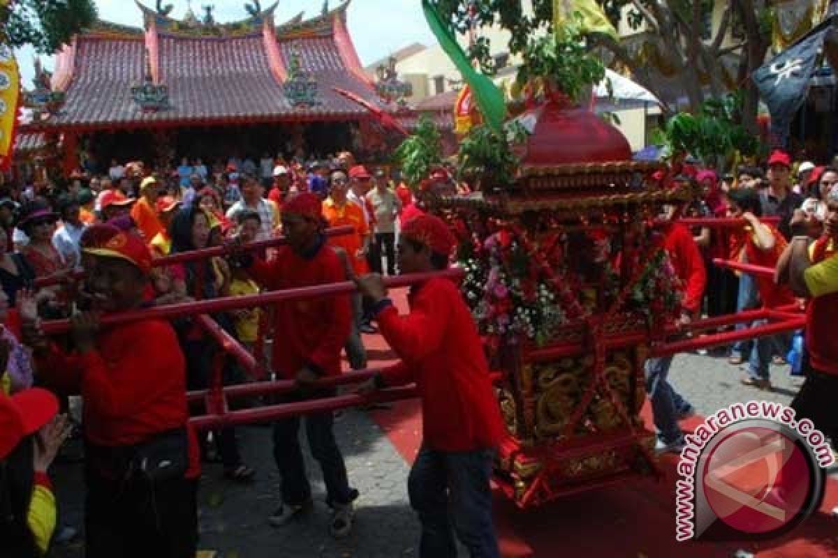 Warga Tionghoa Madiun bersihkan patung dewa-dewi jelang Imlek