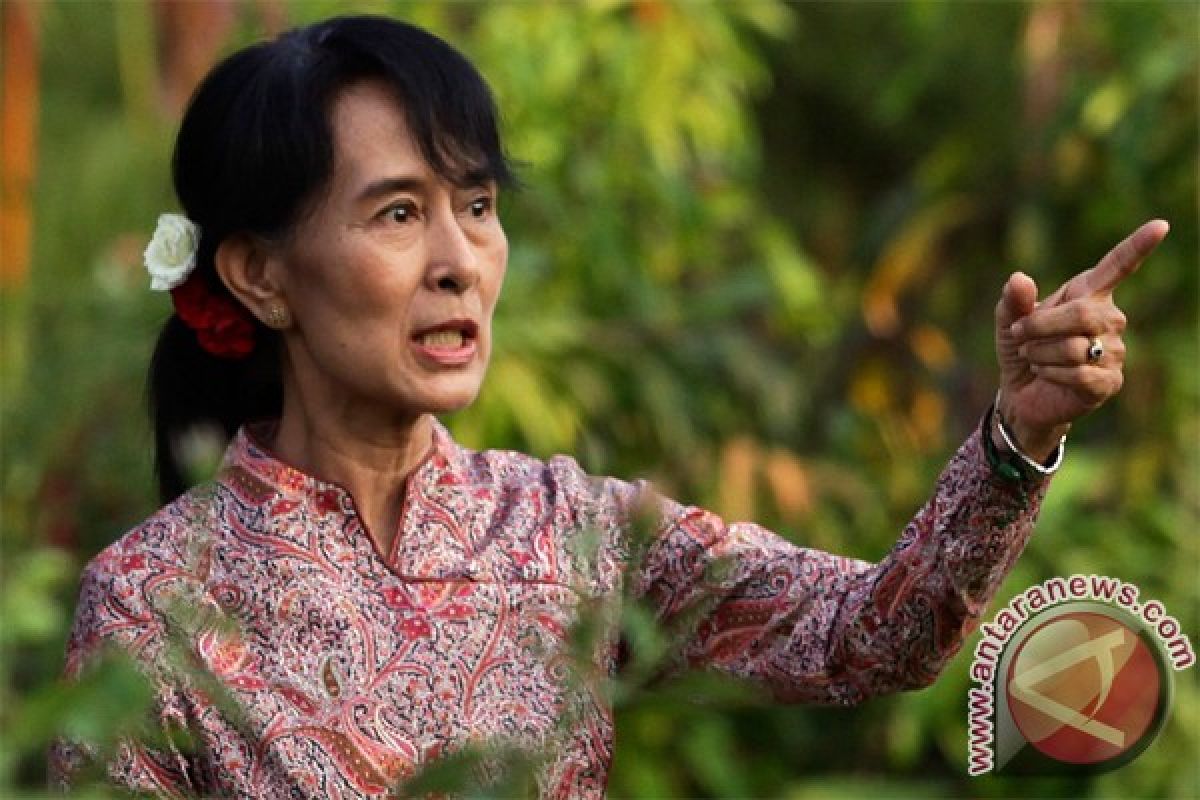 Suu Kyi given Myanmar passport