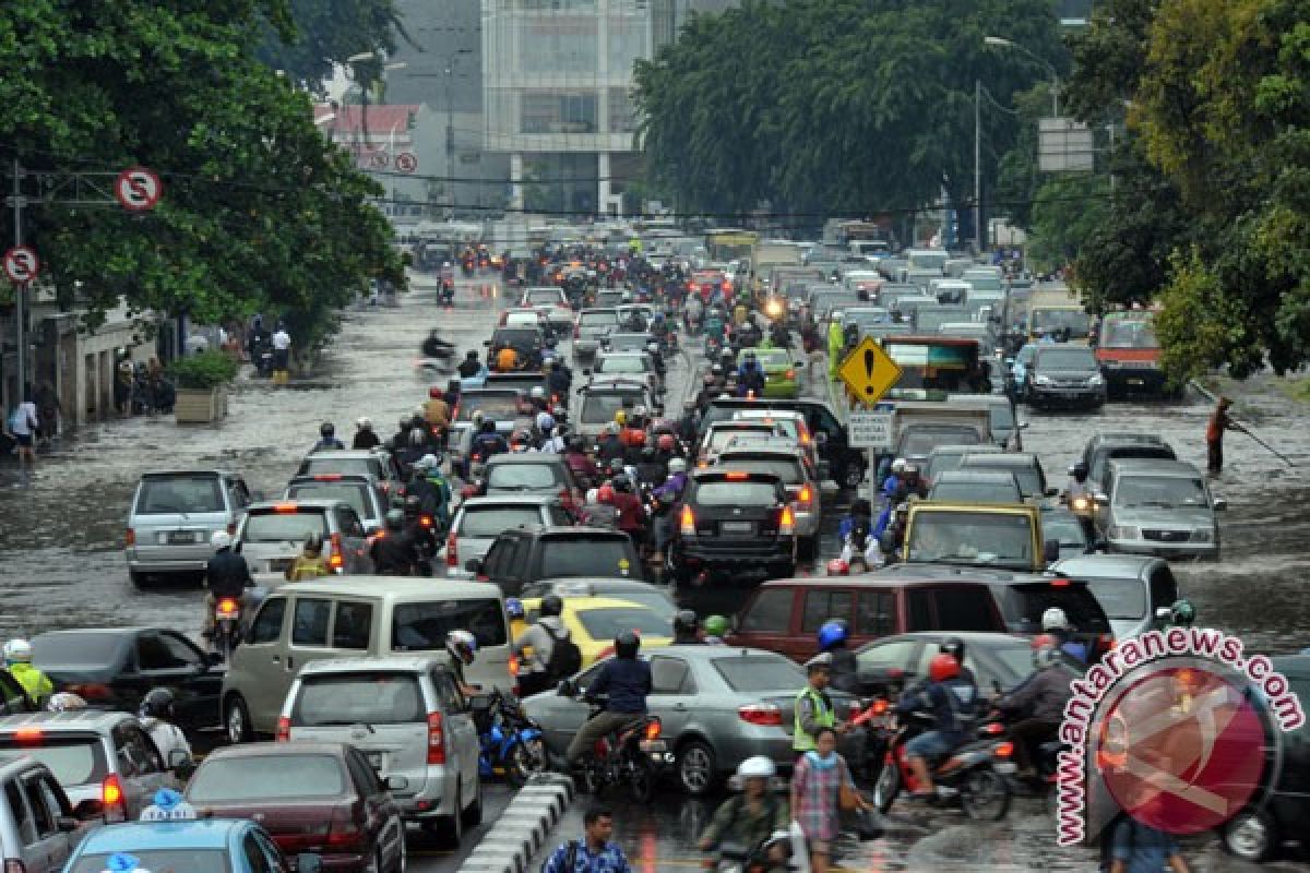 Hujan deras Jakarta tergenang, rawan macet