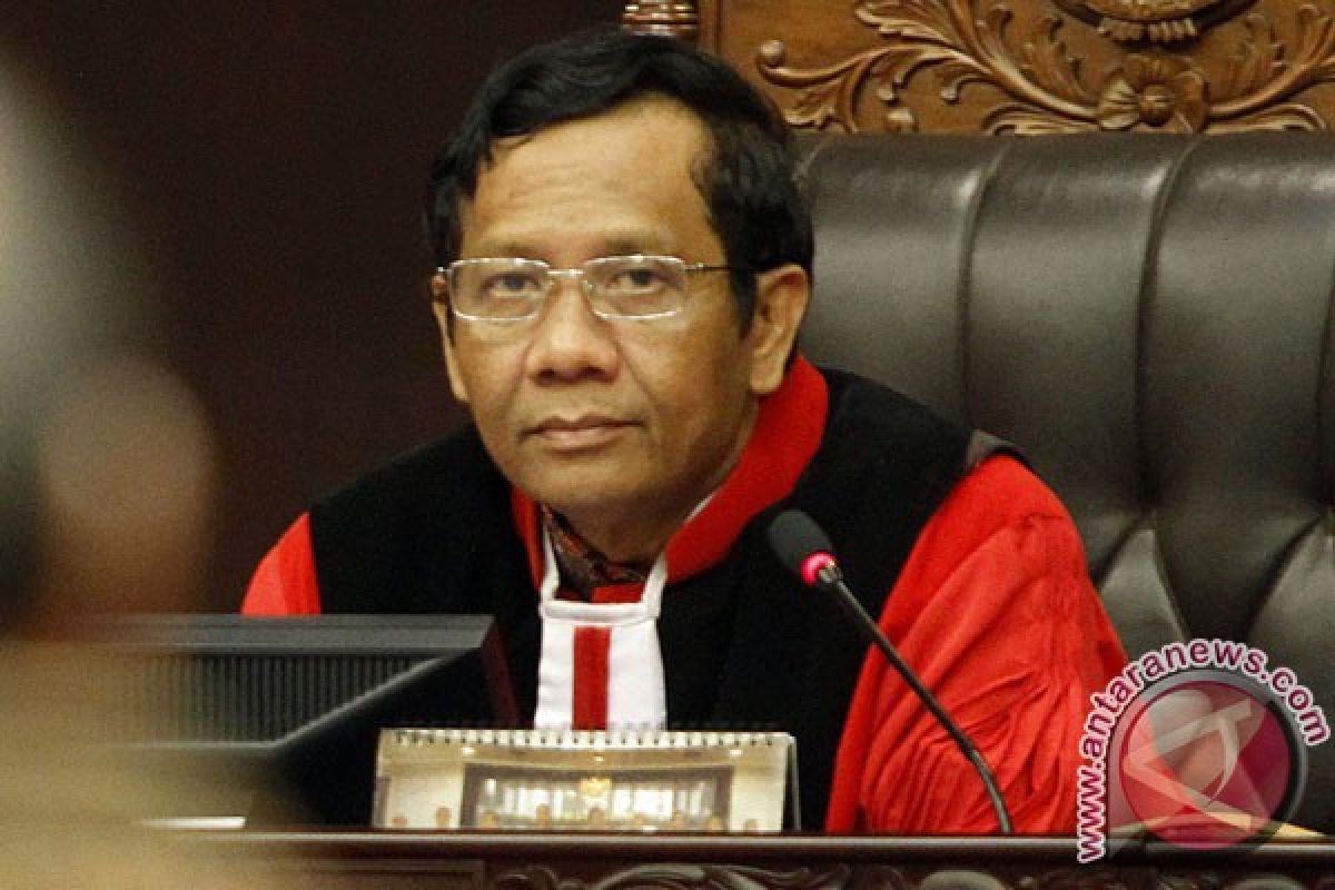Indonesian constitutional court chairman warns against  begging for budget fund