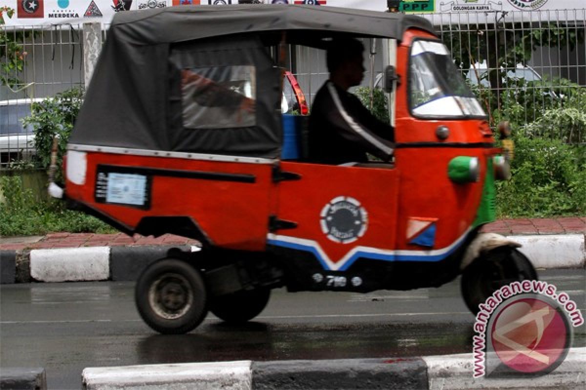 Ribuan bajaj oranye diganti bajaj biru tahun ini