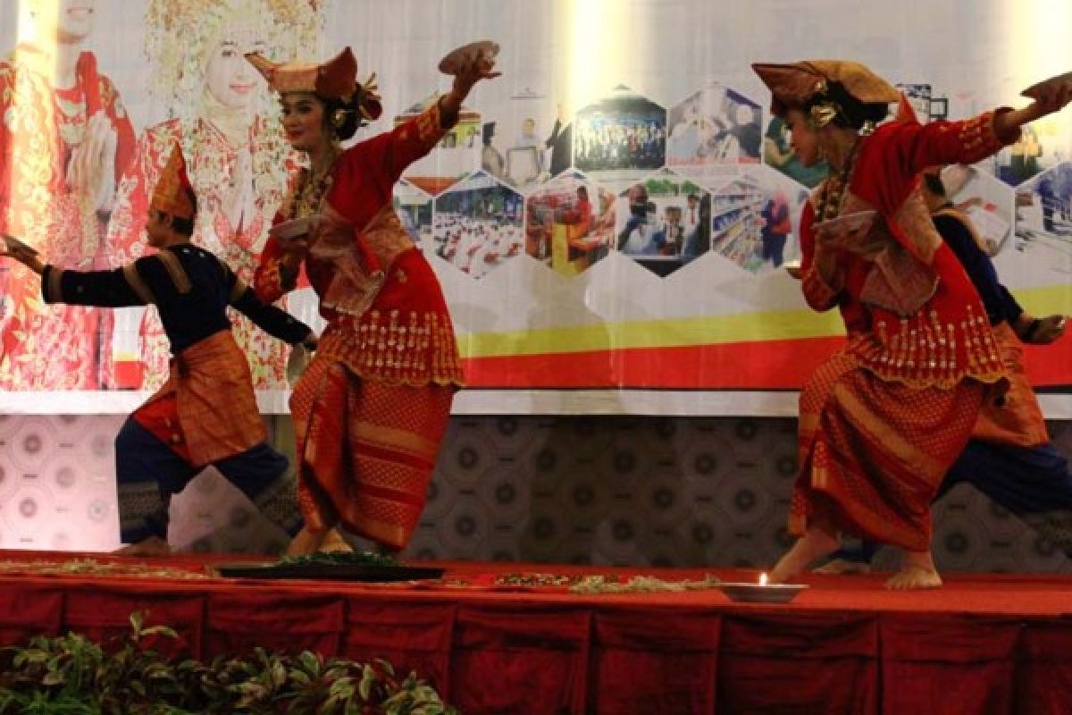 Ribuan orang takjub saksikan tarian Indonesia di Viva Ambato Ekuador