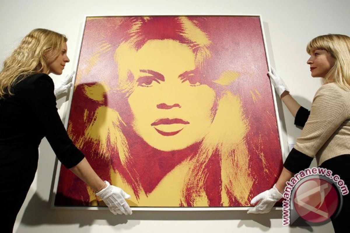 Pameran terbaru Andy Warhol dengan subyek diri sendiri