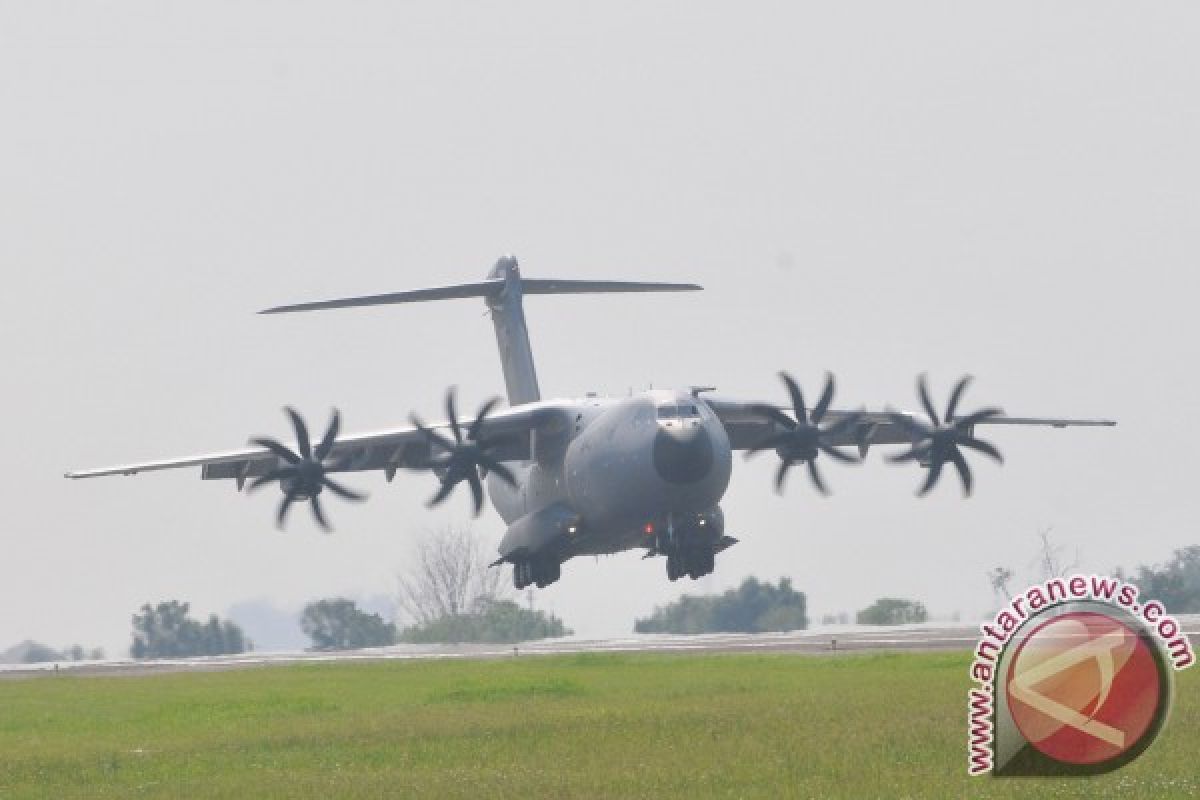 Airbus delivers first A400m military transport plane - (d)