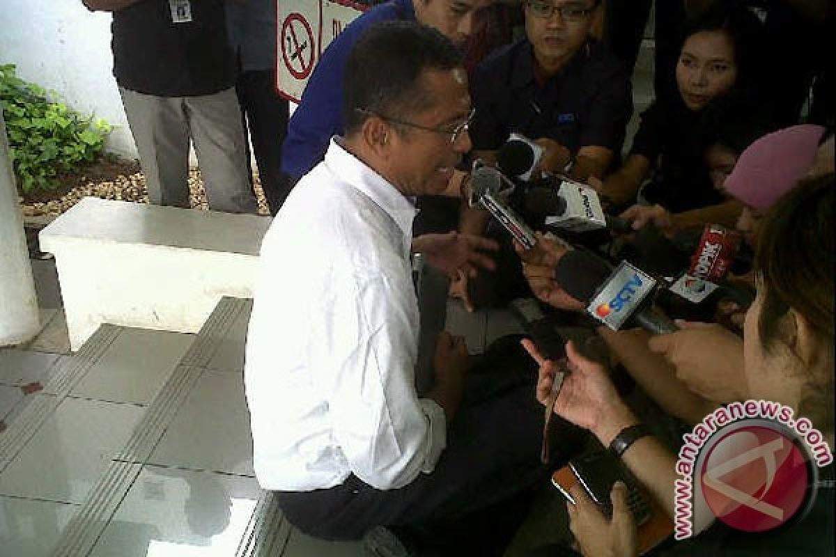 Minister Dahlan sits on floor with newsmen at palace