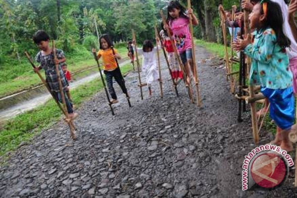 Balita di Bali Minum Soda Api