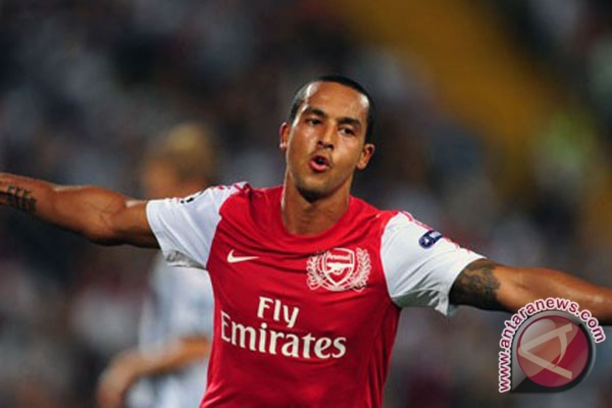 Gol Walcott bawa Arsenal ke peringkat ketiga