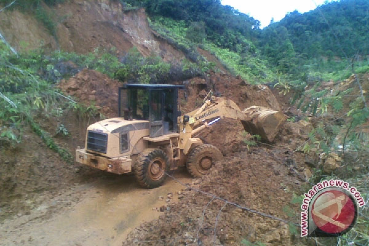 Pemkab Lampung Barat upayakan buat jalan sementara