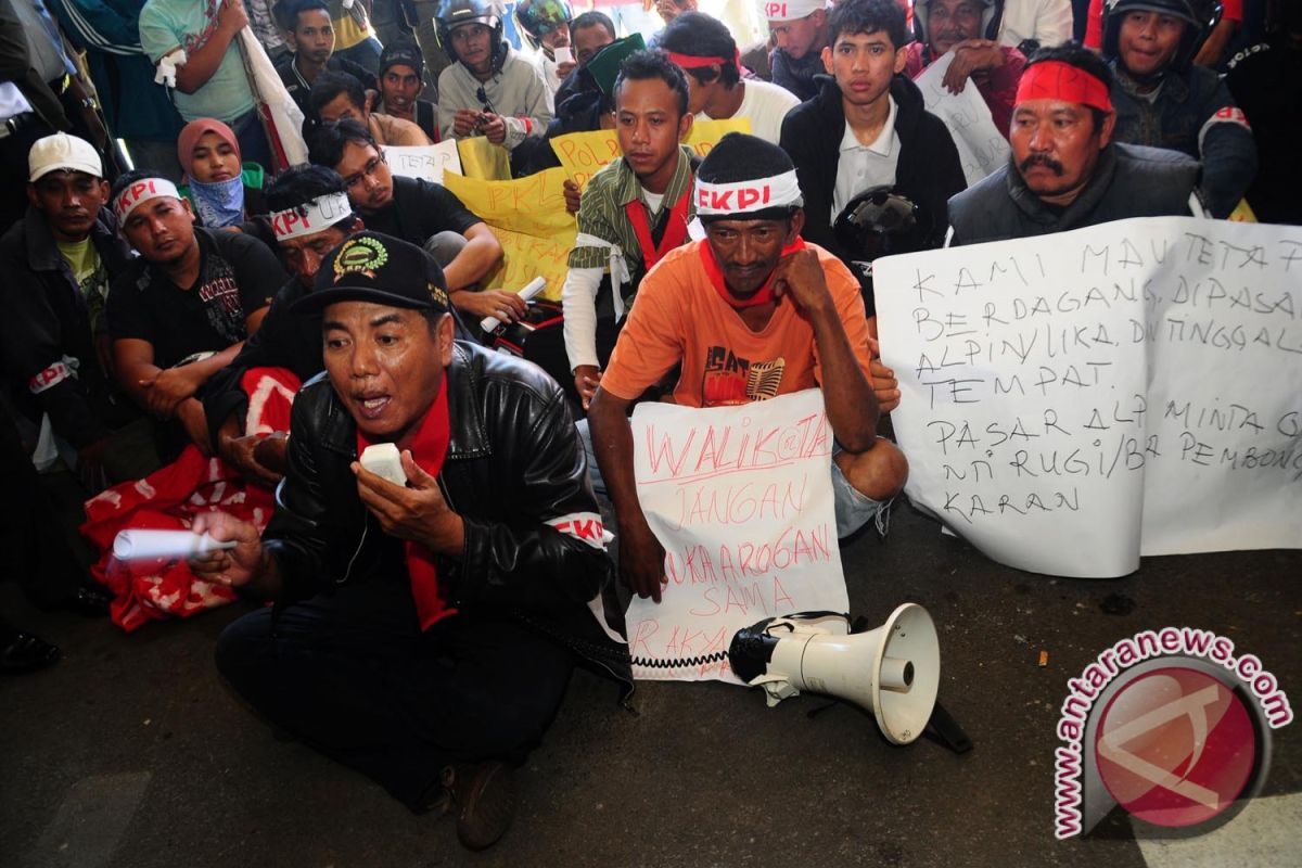 Puluhan PKL Pontianak Demo Tolak Penggusuran 