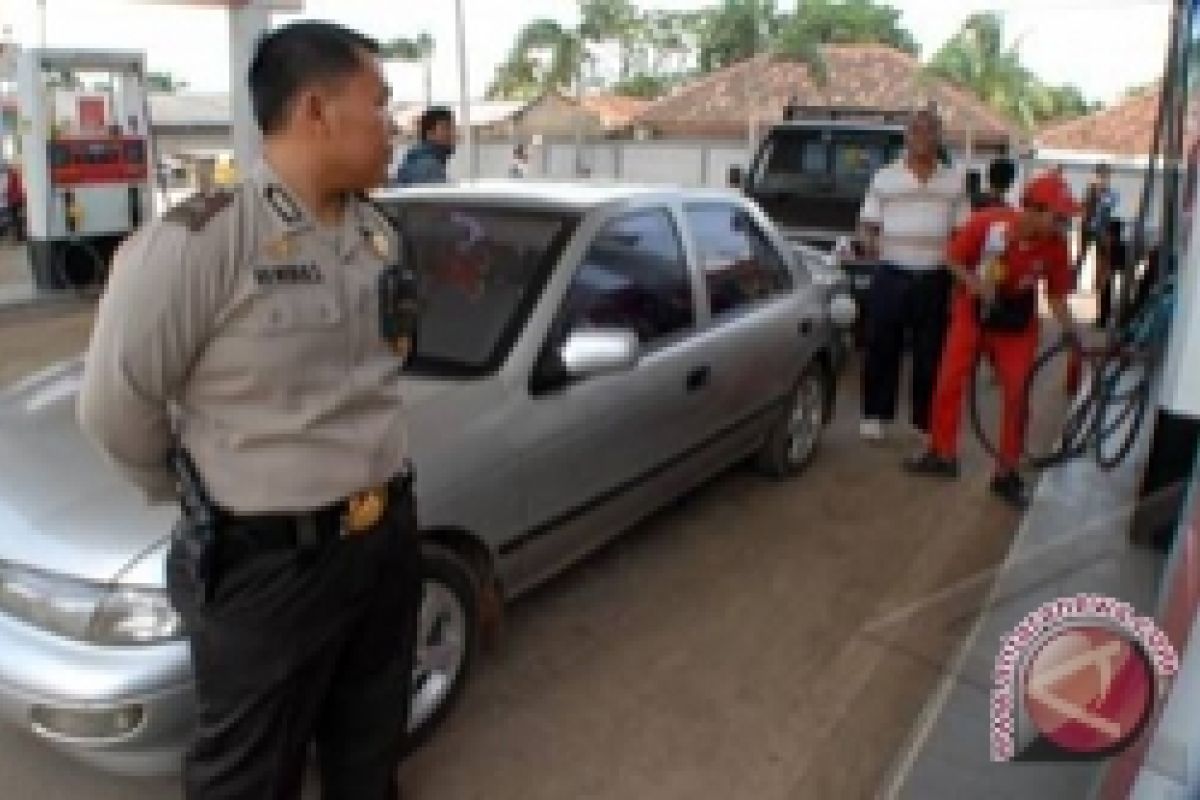 Antrean Truk Kembali Mengular Di SPBU