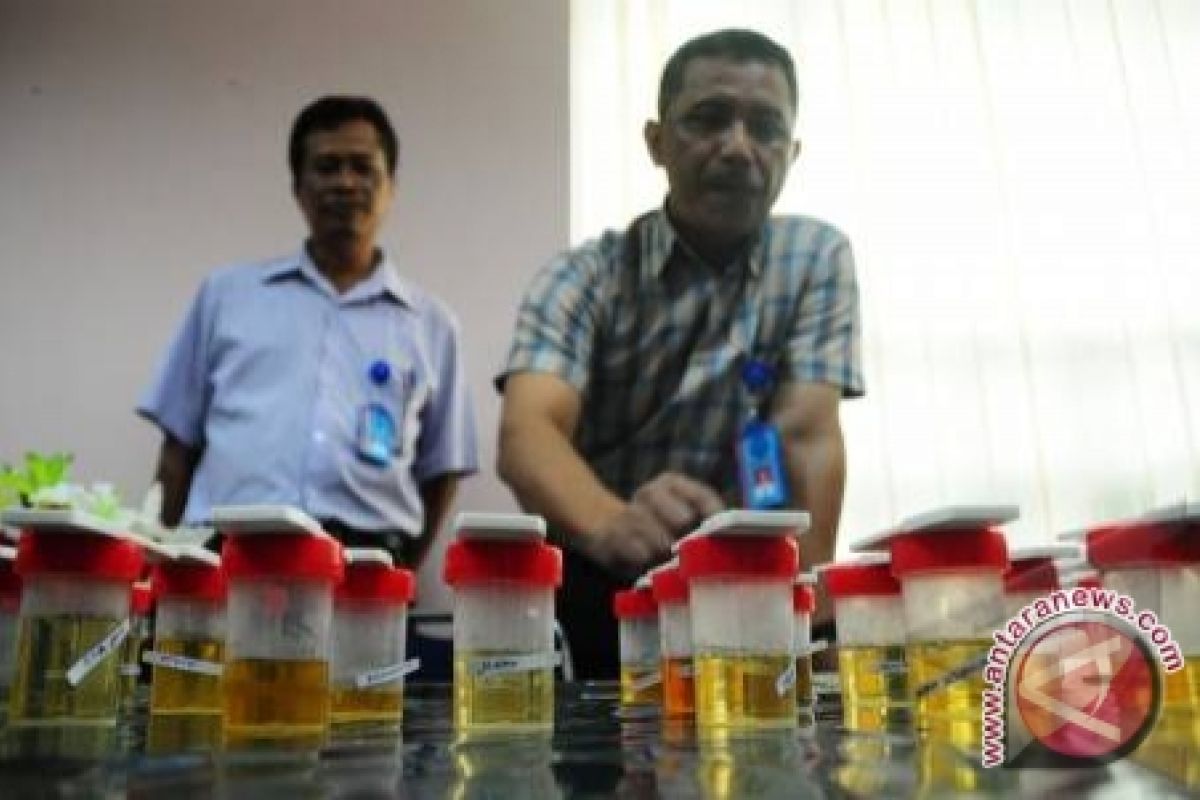 BNNK Sanggau Mengetes Urine PNS