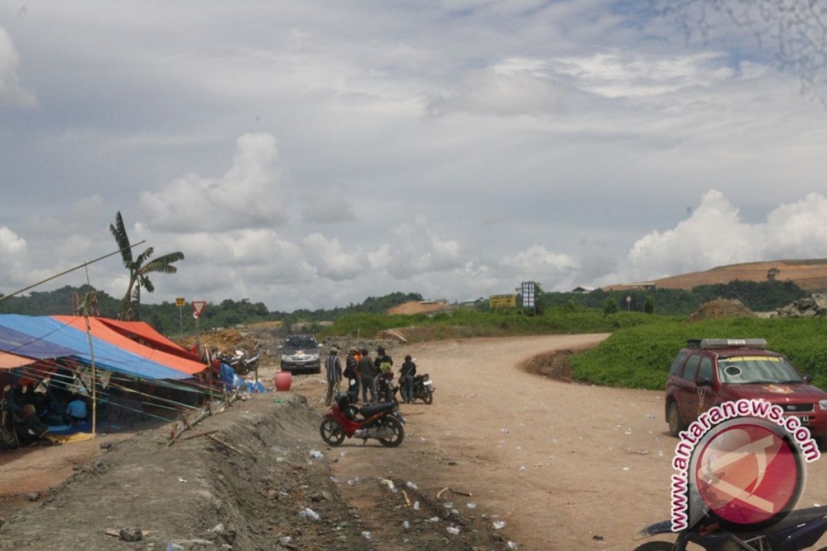 Warga Kukar Blokir Jalan Tambang  