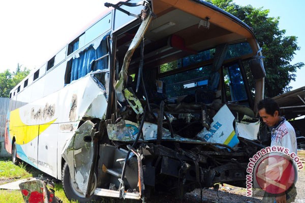 Bus hantam truk, lima korban tewas