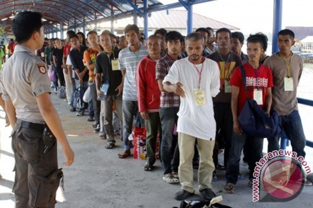 Malaysia deports 736 Indonesian migrant workers