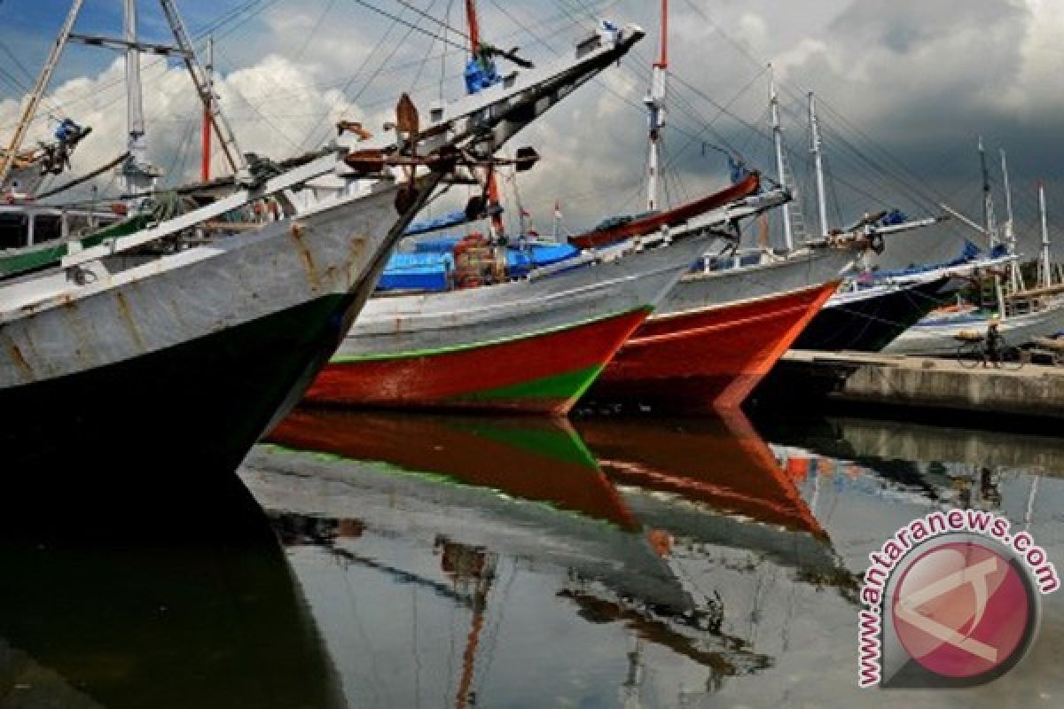 Gelombang tinggi kapal pelayaran tidak berani melaut