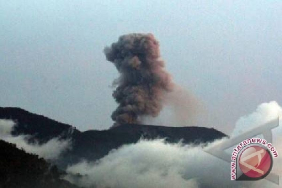 Gunung marapi di Sumatera Barat semburkan asap putih  