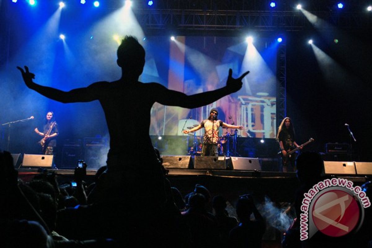 Jamrud tutup Musik Kampus 2013 di Pontianak