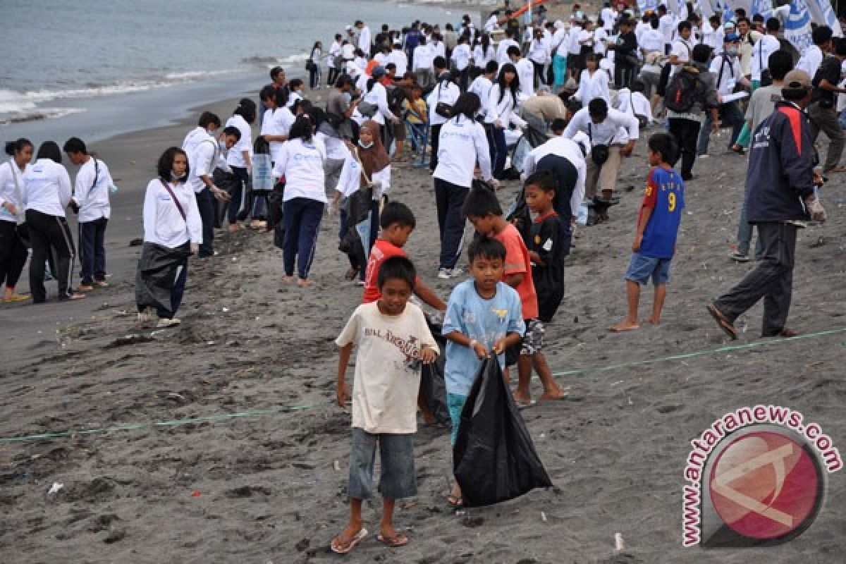 Seribuan PNS ramaikan gerakan bersih pantai