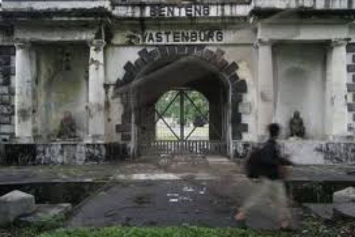 Wali Kota Didesak Cabut HGB Benteng Vastenburg