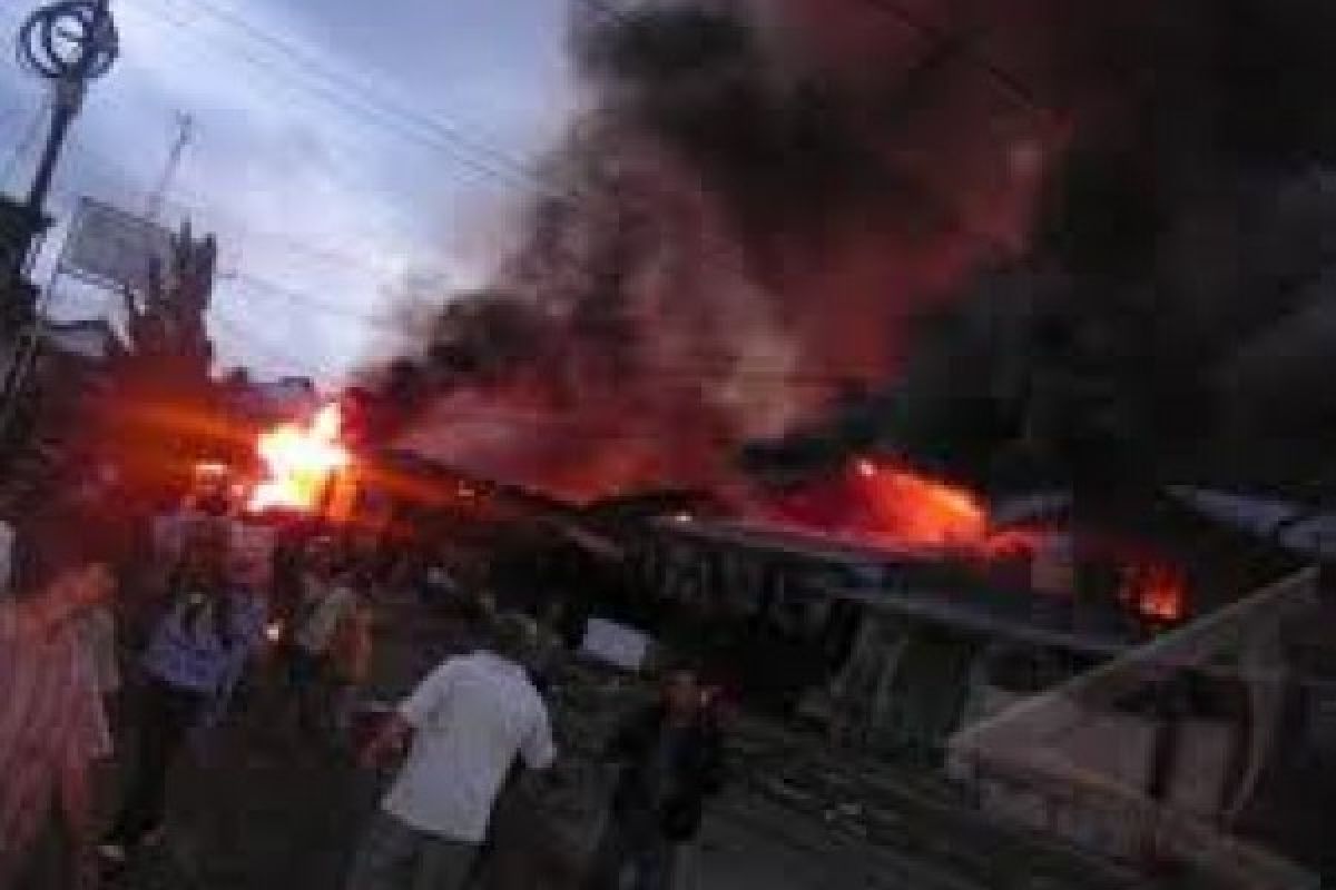 Gudang Tiner di Perkampungan Padat Terbakar