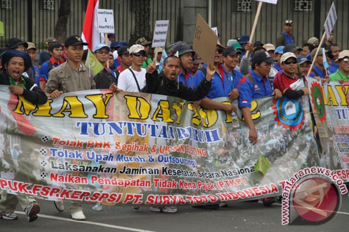 Around 100,000 workers rally in Jakarta