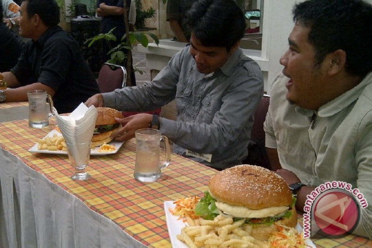 Jurnalis Kalbar Lomba Habiskan Monster Burger