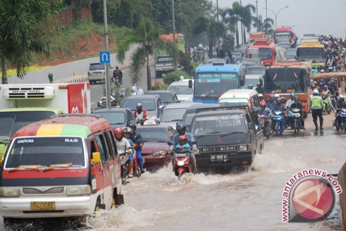 Dua jam hujan, jalan protokol di Palembang tergenang air