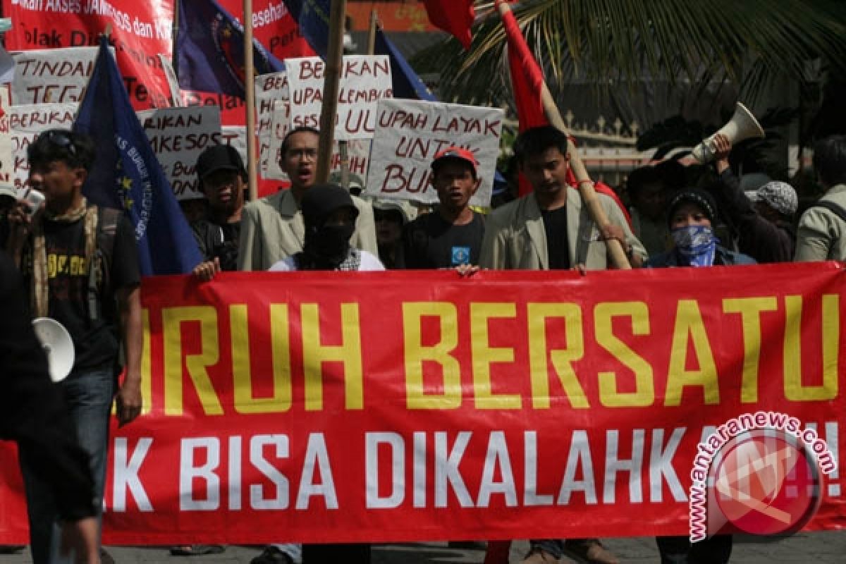 Buruh Yogyakarta jalan sehat peringati "May Day"
