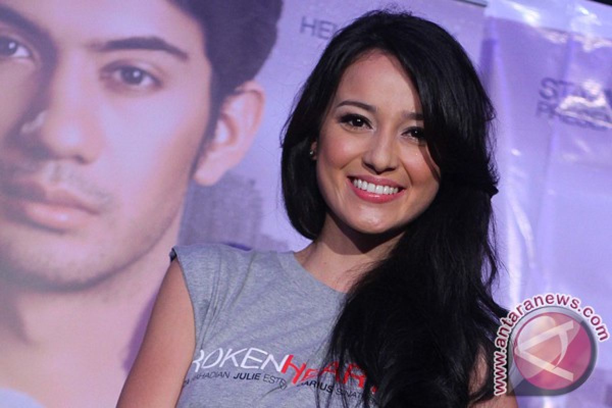 Julie Estelle menangis baca surat untuk mama