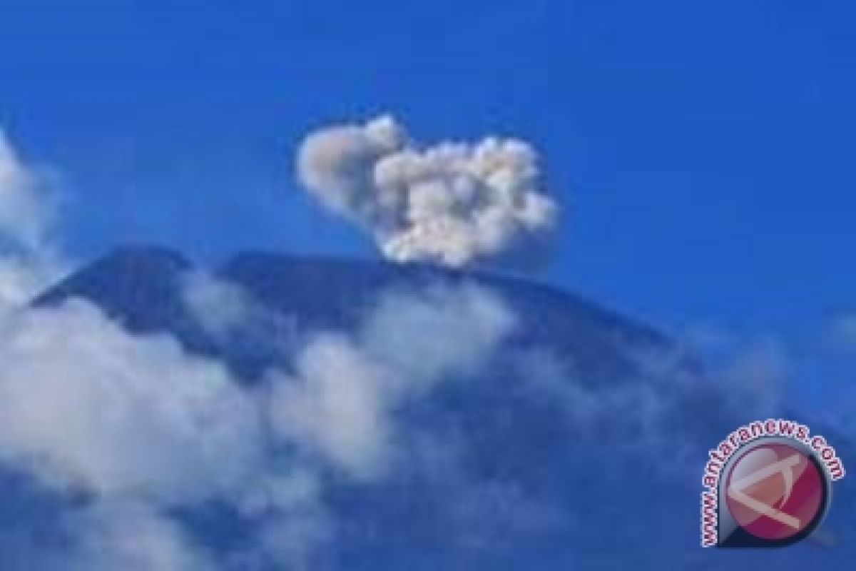 Gunung Slamet keluarkan 10 kali letusan pijar