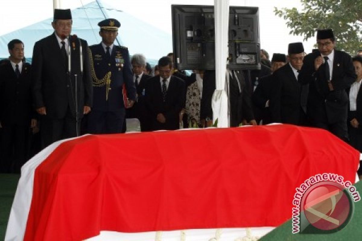 President Yudhoyono leads health minister funeral