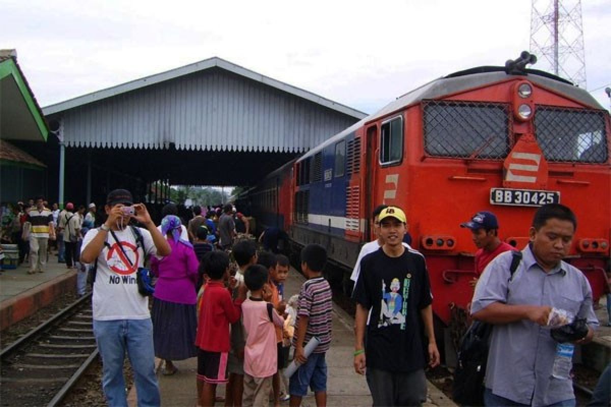 Stasiun KA Rangkasbitung dipadati penumpang