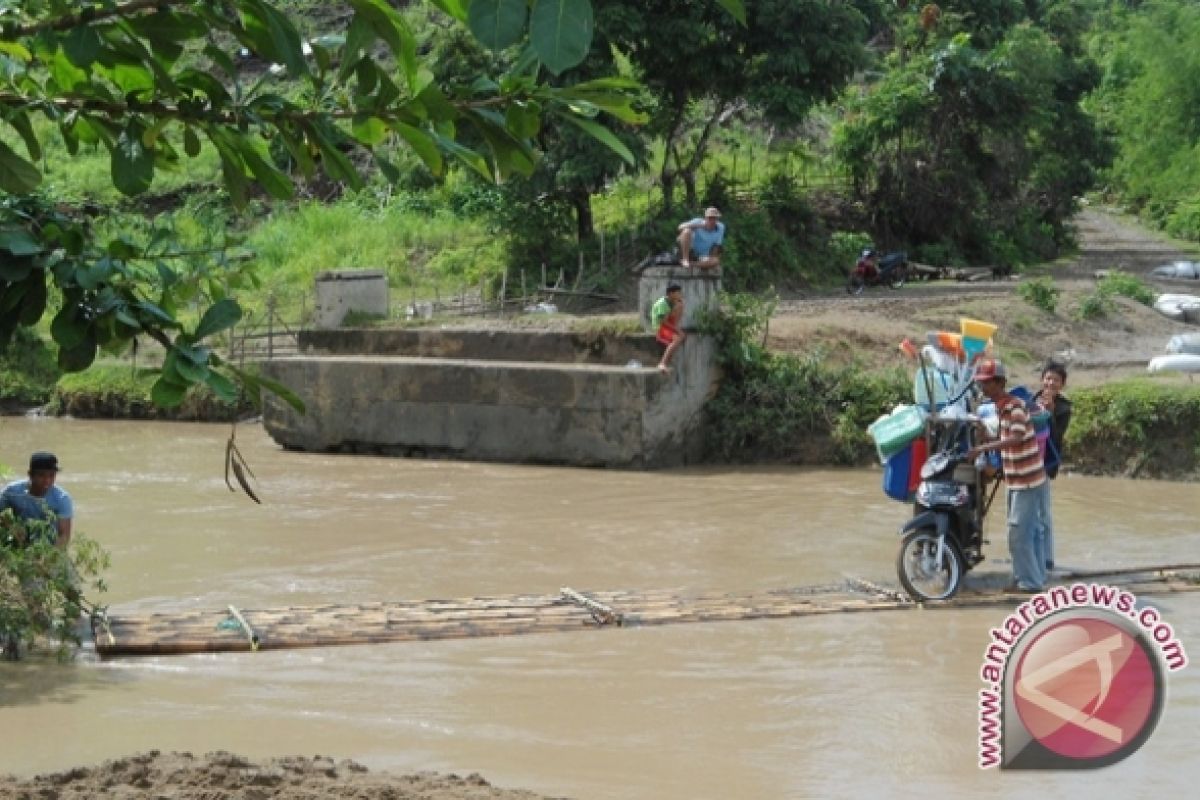 Jembatan Tanjung Raman putus diterjang banjir