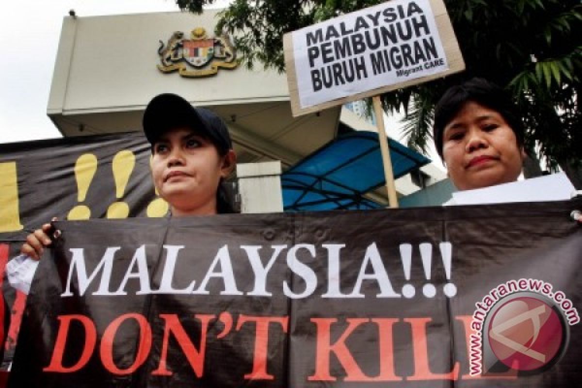 Hundreds demonstrate in front of Malaysian Embassy