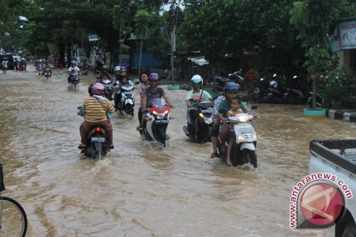 HST Dikepung Banjir dan Longsor