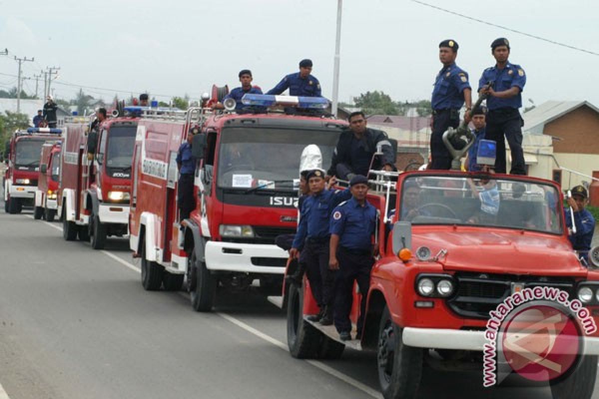 Enam unit damkar padamkan kebakaran TPS Pekayon