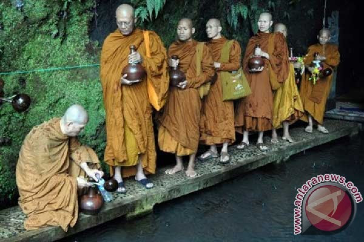 Puluhan biksu ikuti prosesi pengambilan air Waisak