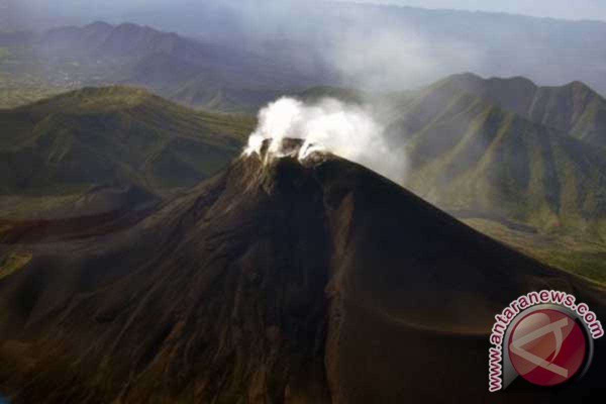 Gunung Lokon keluarkan asap tebal