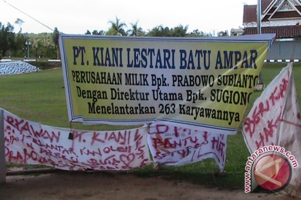 Karyawan Kiani Duduki Gedung DPRD Kutai Timur