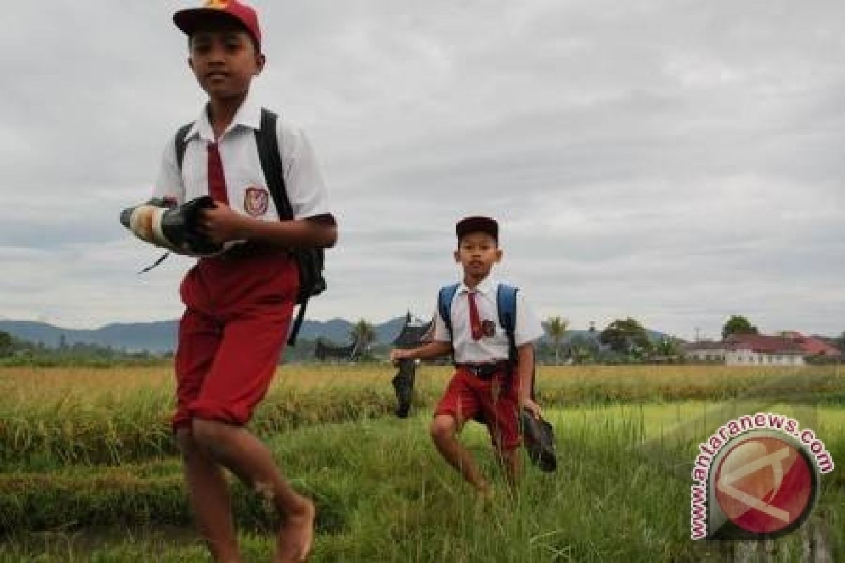 Warga Arang Limbung Swadaya Perbaiki Jalan Provinsi 