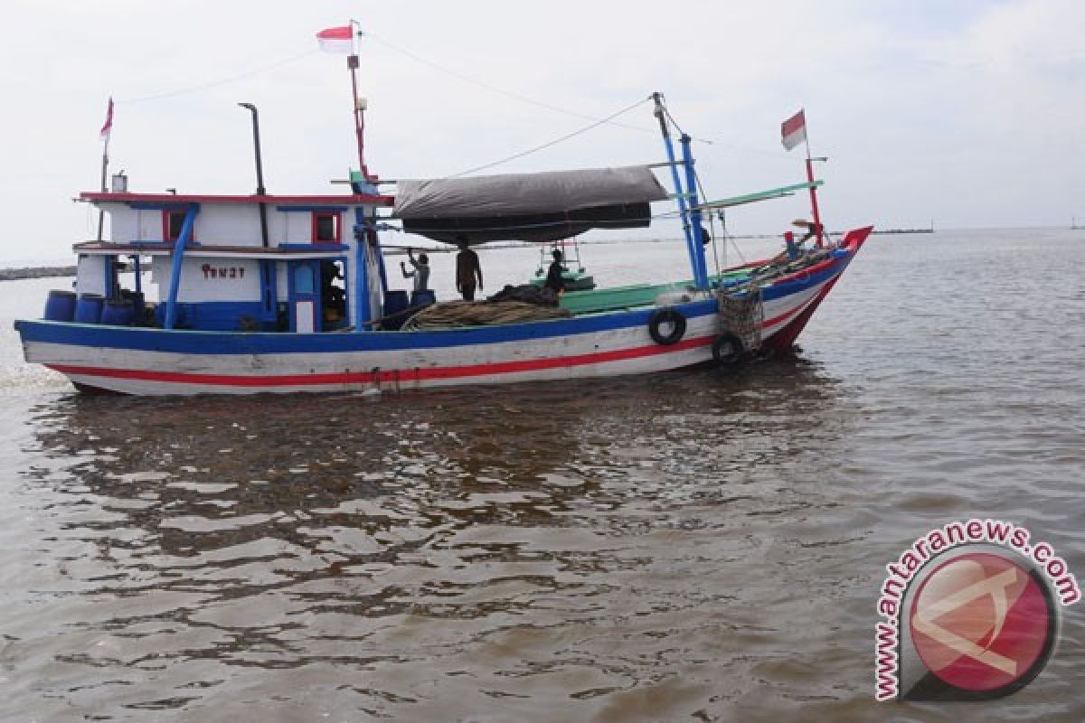 Kapal besar nelayan Tasikmalaya tak dapat berlabuh