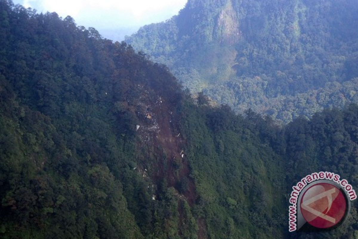 Sukhoi wreckage spotted on Mount Salak cliff