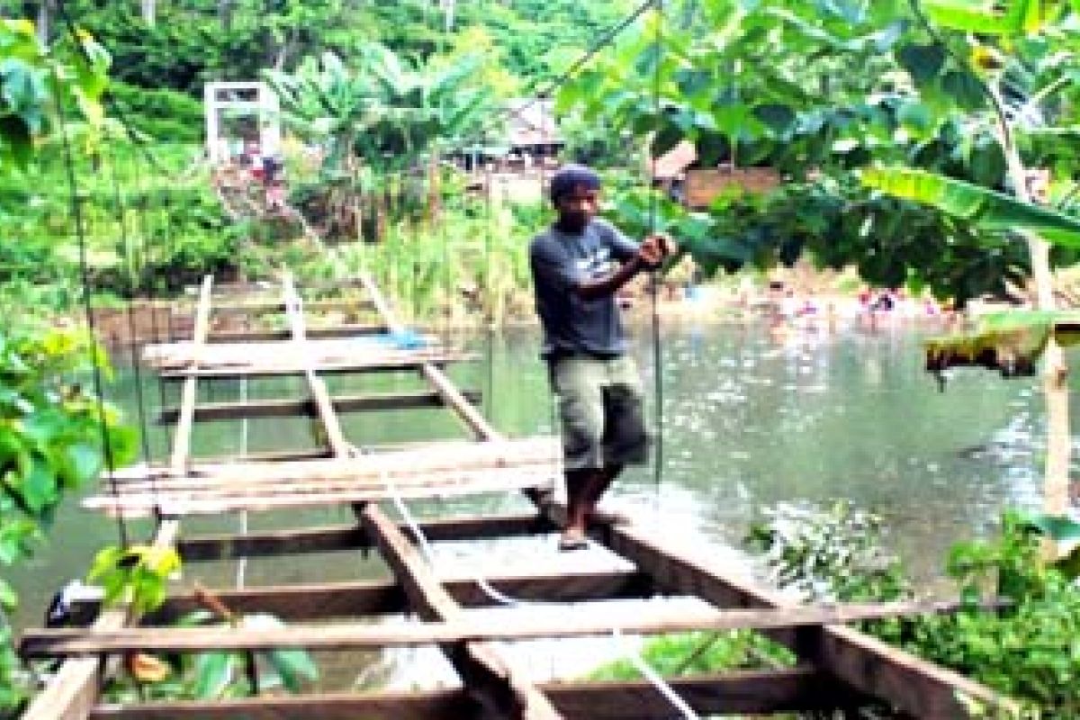 Jembatan diperbatasan Topoyo nyaris ambruk 