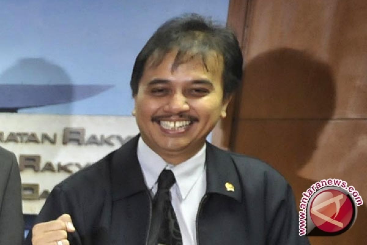 Roy Suryo ikut kibarkan bendera raksasa