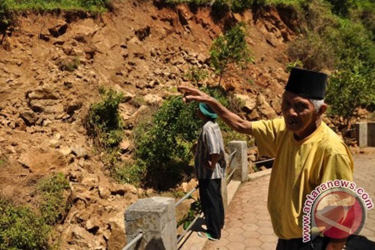 Belasan KK di Puncak terpaksa mengungsi akibat pergerakan tanah