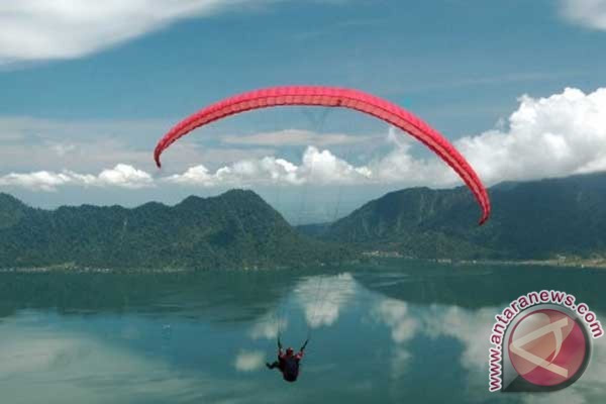 54 paraglider dunia bertanding di Bukit Langkisau