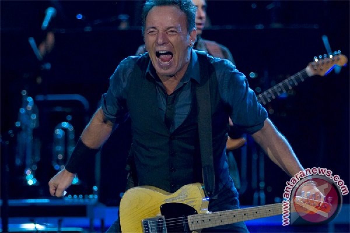 Lirik lagu tulisan Springsteen terjual 197.000 dolar AS