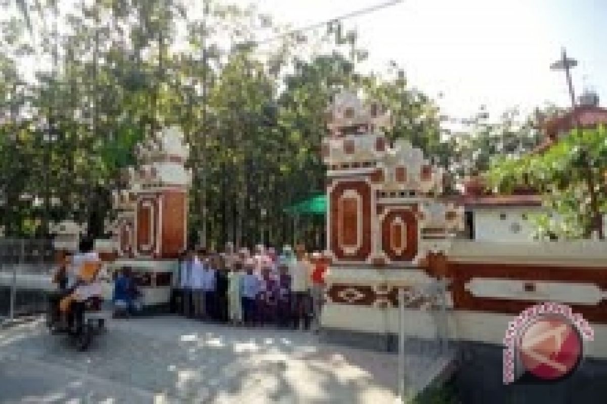 Melongok Masjid Bernuansa Pura